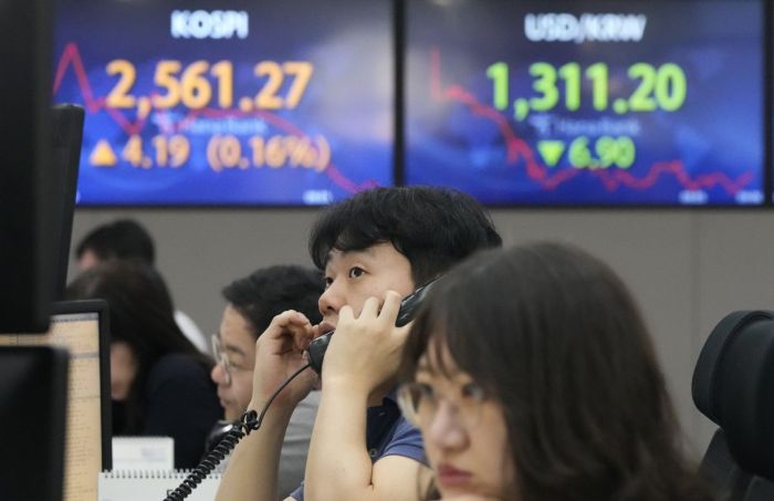 Us debt deal bolsters asian stocks markets gain momentum