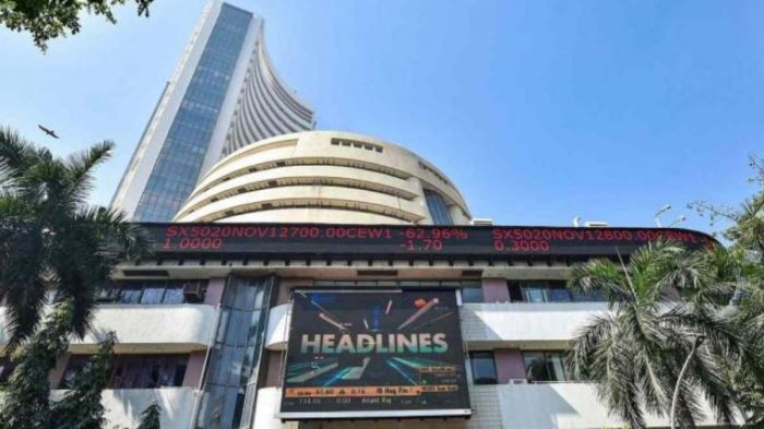 Market live updates nifty dips below 18200 mark amid market volatility hdfc and hdfc bank shares drop by 4 percent