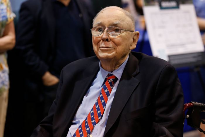 Charlie munger longtime partner of warren buffett and investing legend passes away at 99