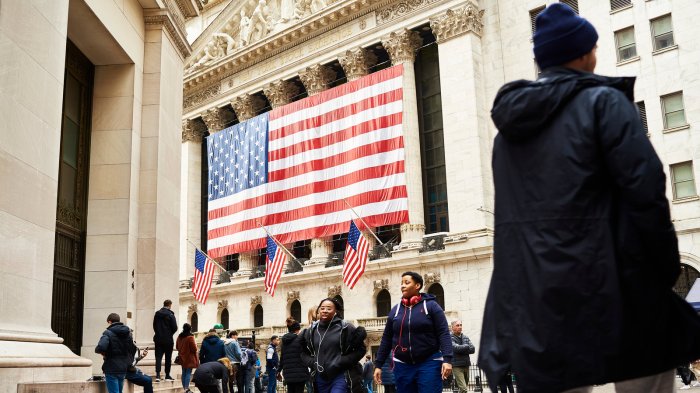 Wall street prepares for federal reserve meeting amidst easing yields