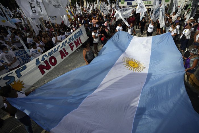 Argentina faces critical imf talks to resolve looming debt crisis