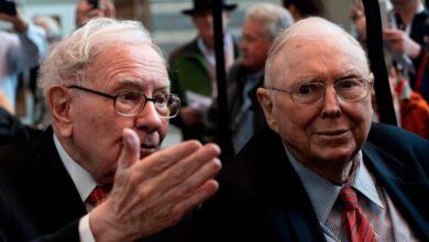 Charlie munger longtime partner of warren buffett and investing legend passes away at 99