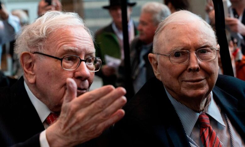 Charlie munger longtime partner of warren buffett and investing legend passes away at 99