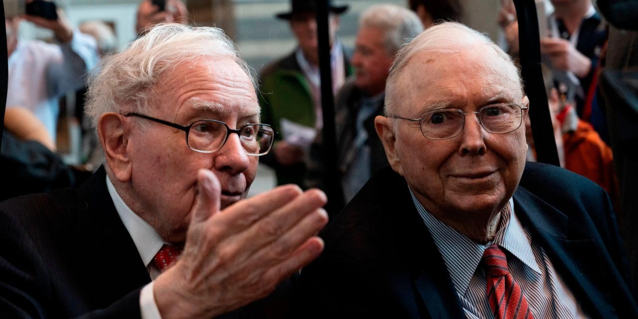 Charlie munger longtime partner of warren buffett and investing legend passes away at 99