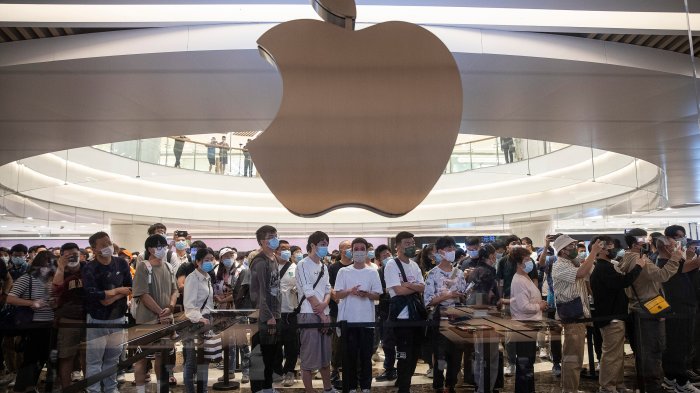 Apple cuts iphone prices in china due to tough competition